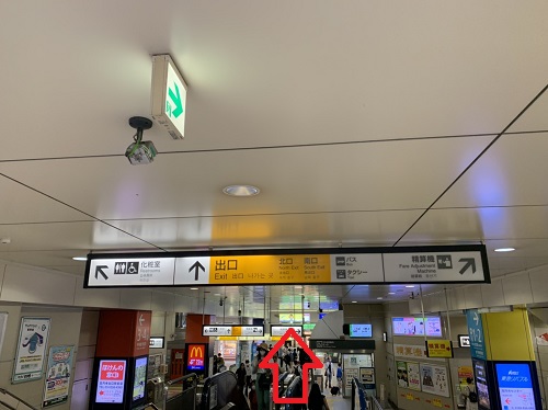 改札を出て、出口へ。 JR高円寺駅の改札を出たら、出口の案内表示へ進みます。