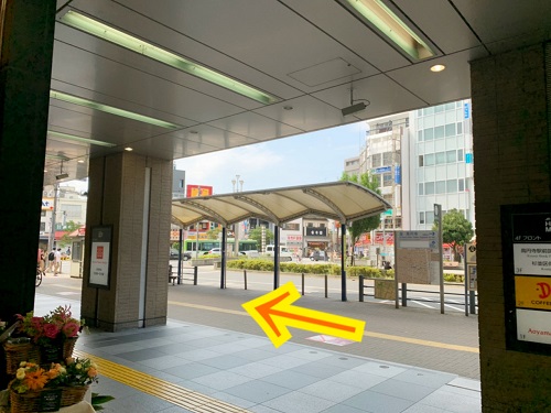 北口を出たら、左へ。 駅の外に出たら、写真の矢印の方向へ。