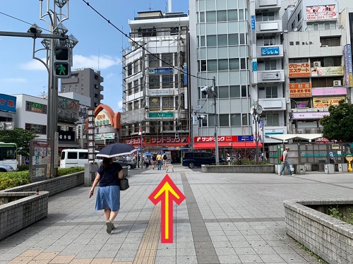 正面の横断歩道へ。 「高円寺 純情商店街」のアーチがある側へ渡ります。