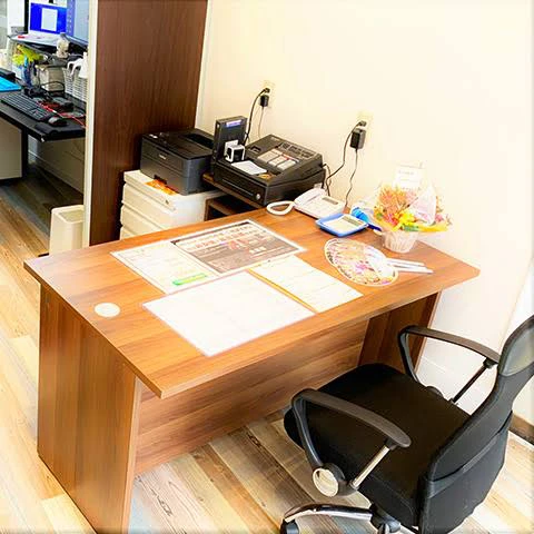 高円寺店の店内。対面で相談できる受付カウンターと椅子。