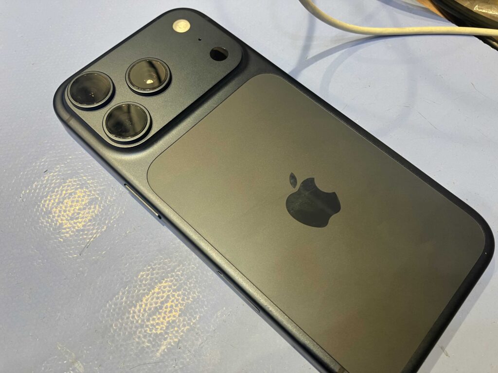 iPhone 17 Proの画面交換の修理写真 3