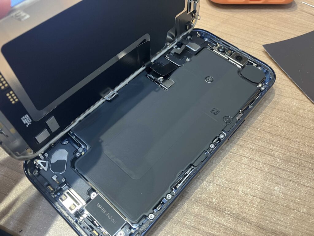iPhone 17 Proの画面交換の修理写真 4