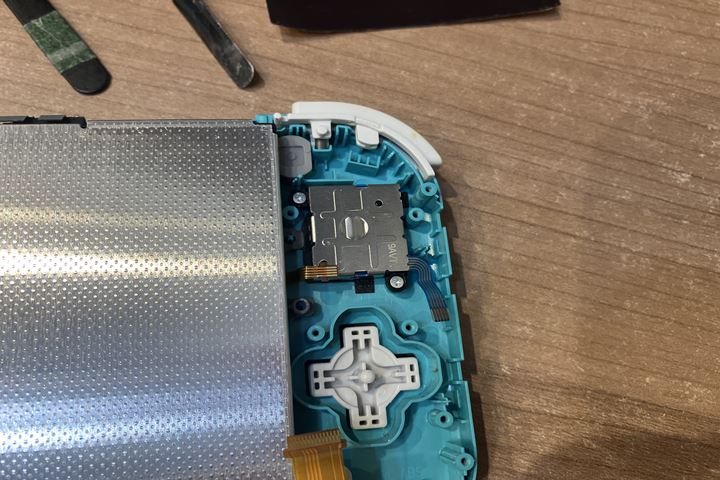 Nintendo Switch Liteの左スティック交換の修理写真 2