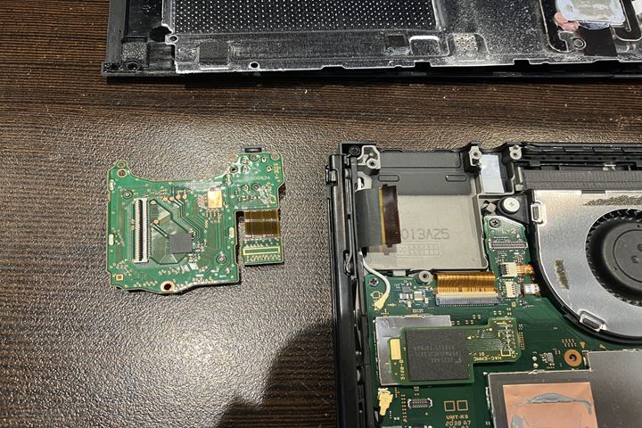 Nintendo Switchのゲームカード読み込み不良の修理写真 3