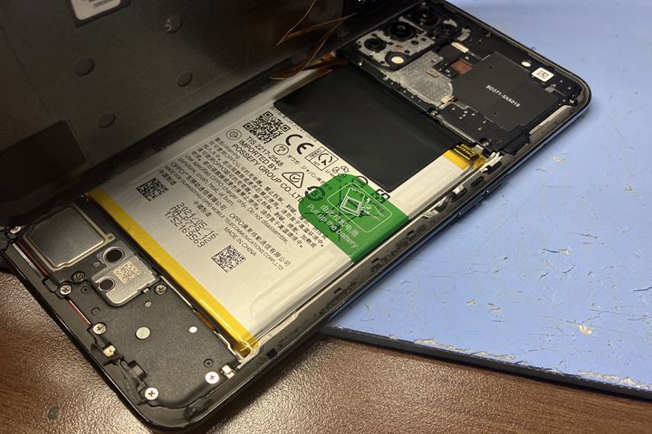 OPPO Reno5 Aのバッテリー交換事例の修理写真 2
