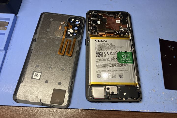 OPPO Reno5 Aのバッテリー交換事例の修理写真 3