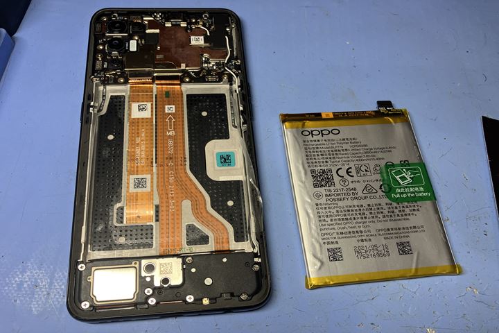 OPPO Reno5 Aのバッテリー交換事例の修理写真 4