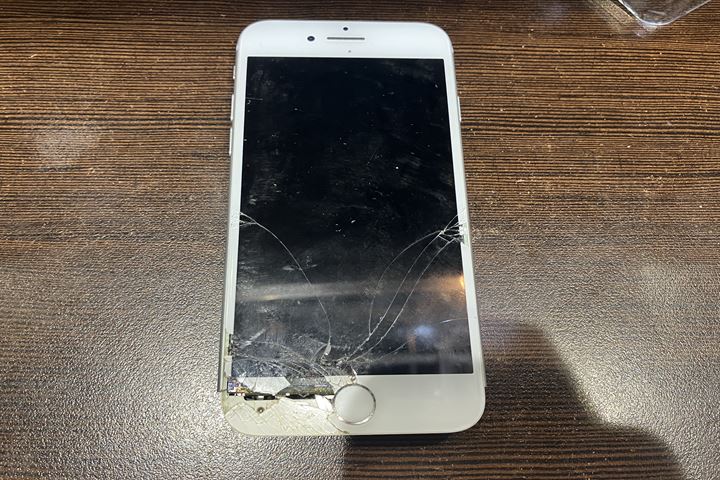 iPhone 8の画面復旧の修理写真 1