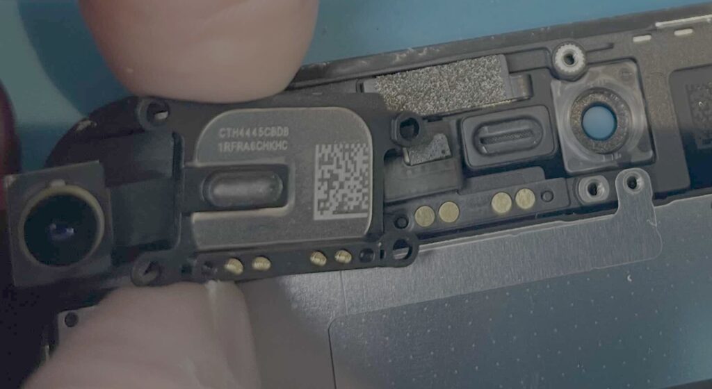 iPhone SE第3世代のスピーカー清掃の修理写真 2