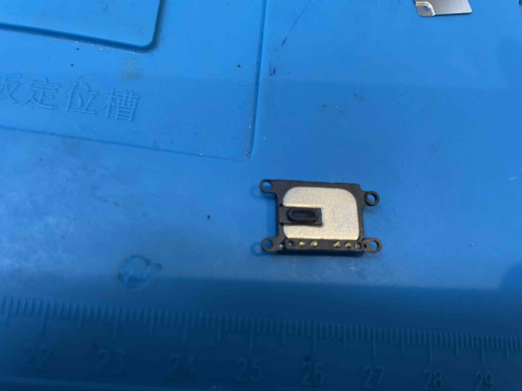iPhone SE第3世代のスピーカー清掃の修理写真 3