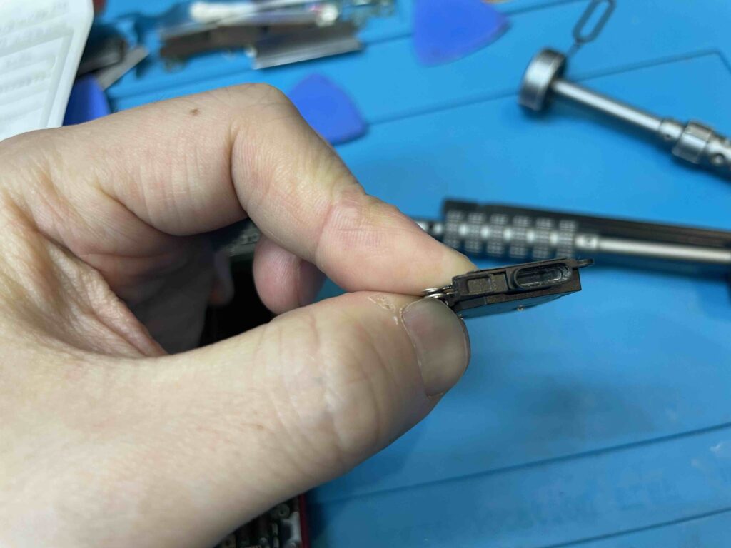 iPhone SE第3世代のスピーカー清掃の修理写真 4