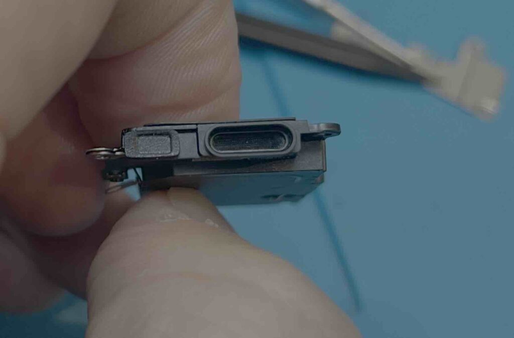 iPhone SE第3世代のスピーカー清掃の修理写真 5