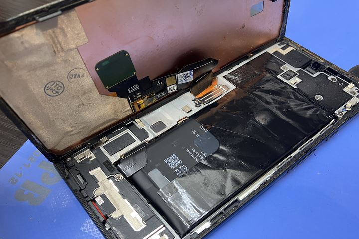 Google Pixel 6aの画面交換と指紋認証の調整の修理写真 2