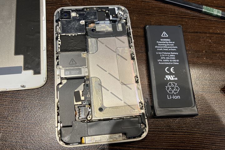iPhone 4sのバッテリー交換事例の修理写真 3