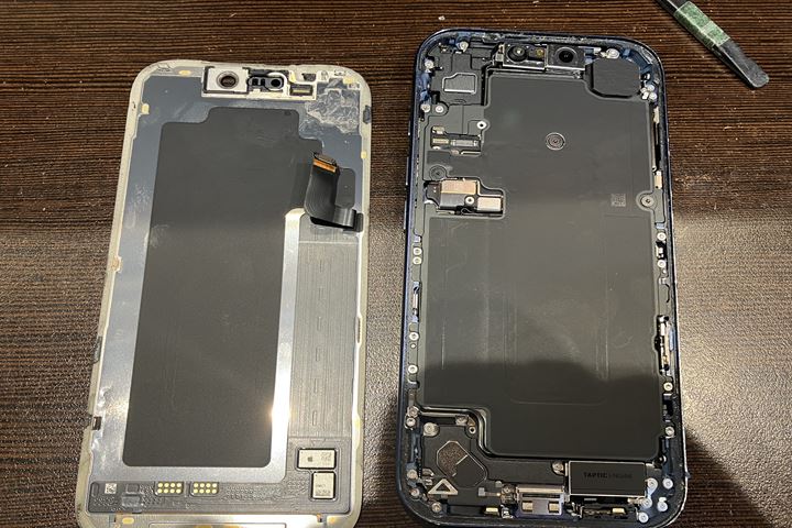 iPhone 17 Proの画面交換とフレーム修正の修理写真 3