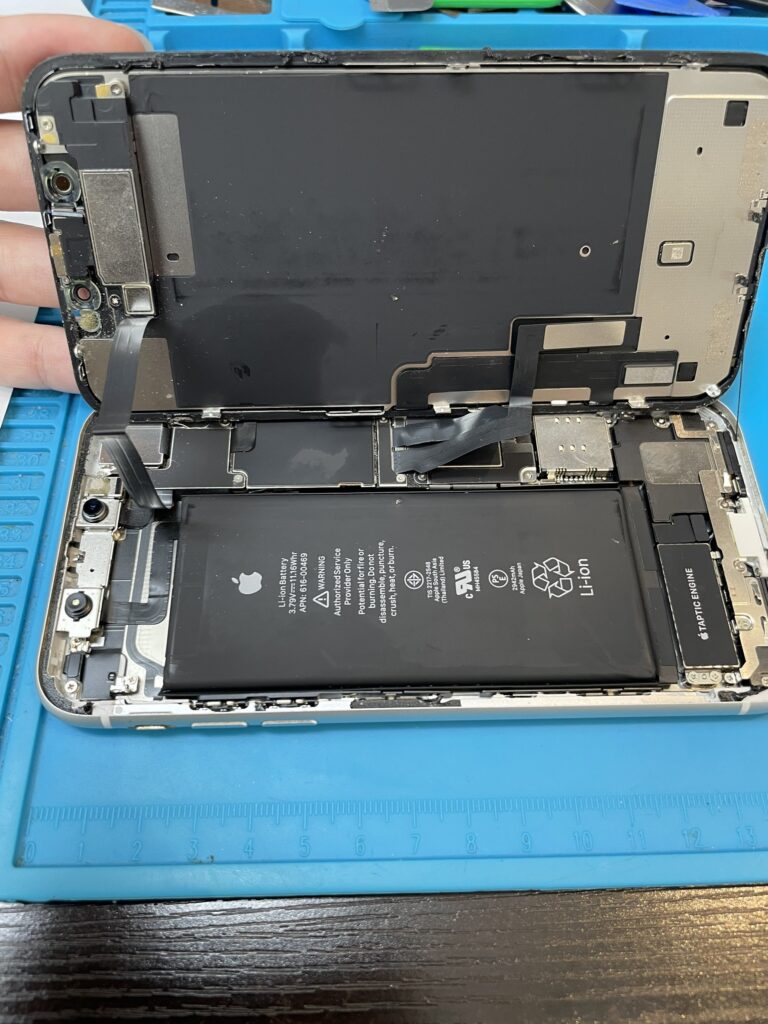 iPhone XRの画面交換の修理写真 2