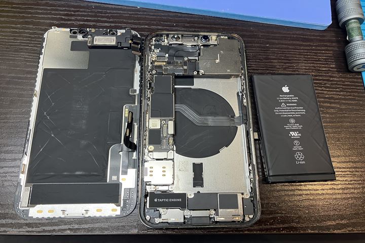 iPhone 12 Proの画面・バッテリー交換の修理写真 2