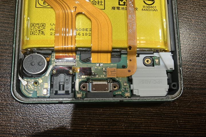 AQUOS sense7の充電不良の修理写真 2