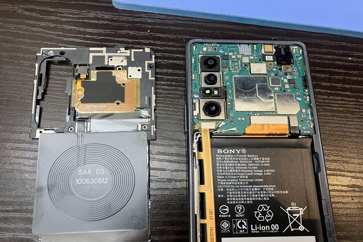 Xperia 1 IIのバッテリー交換の修理写真 4