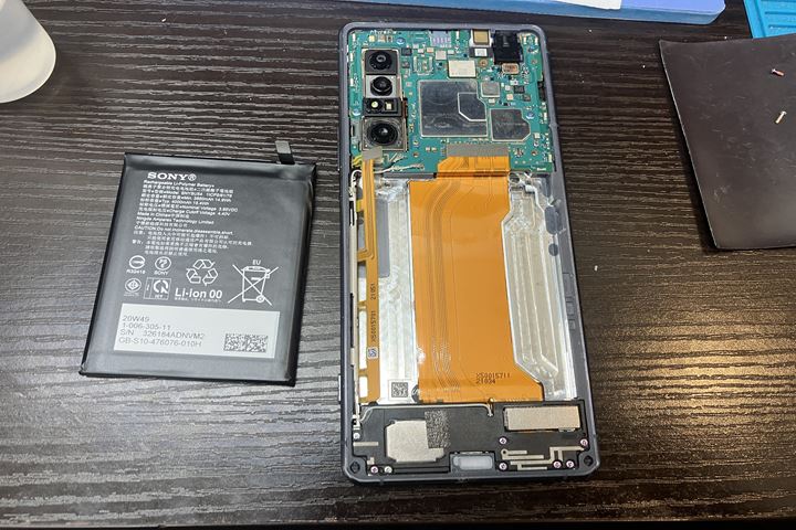Xperia 1 IIのバッテリー交換の修理写真 5