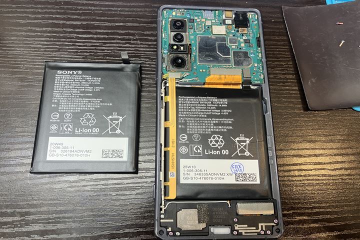 Xperia 1 IIのバッテリー交換の修理写真 6