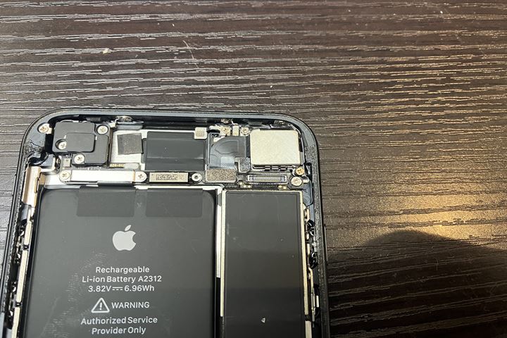 iPhone SE第2世代のNFCアンテナ交換の修理写真 1