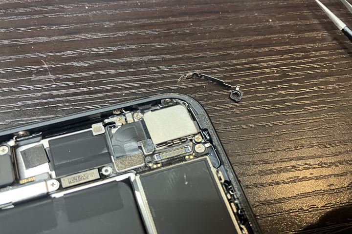 iPhone SE第2世代のNFCアンテナ交換の修理写真 3