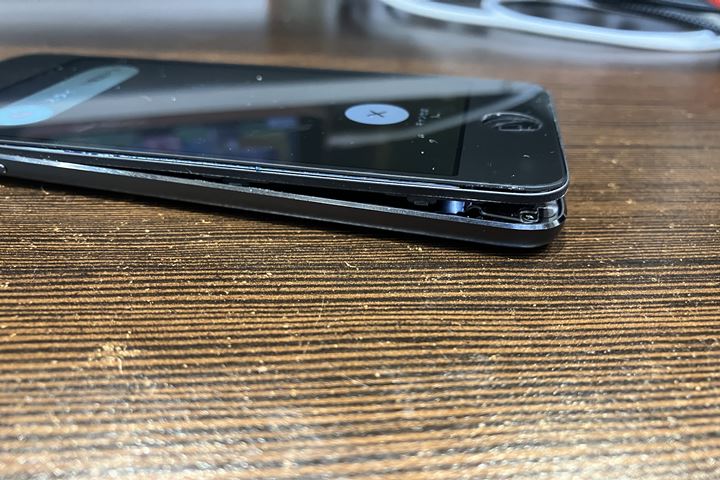 iPod touch第6世代のバッテリー交換の修理写真 2