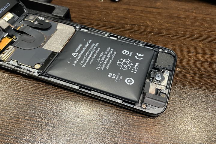 iPod touch第6世代のバッテリー交換の修理写真 4