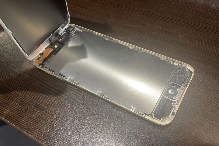 iPod touch第7世代のバッテリー交換の修理写真 2