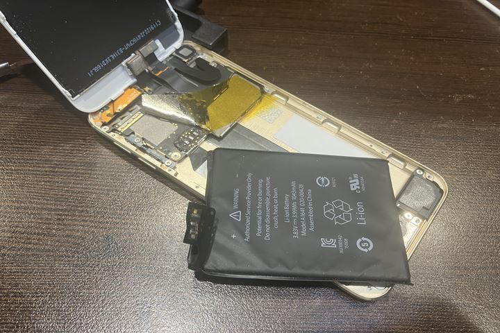iPod touch第7世代のバッテリー交換の修理写真 4