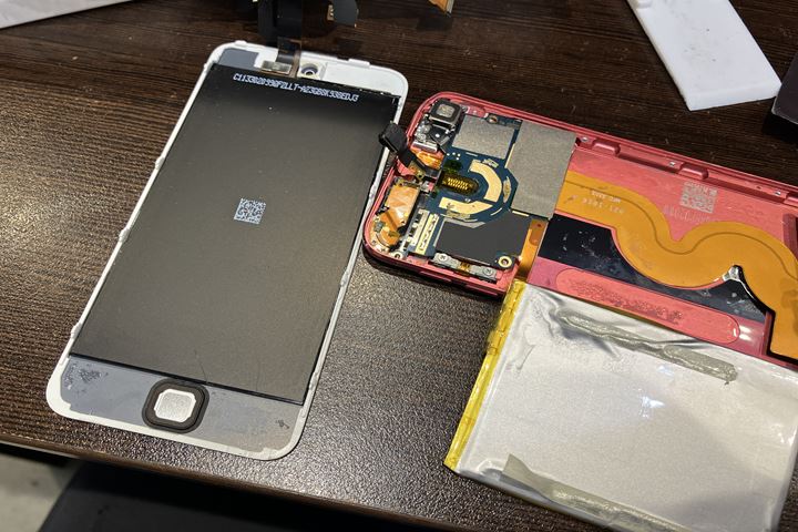 iPod touch第5世代の画面交換の修理写真 4