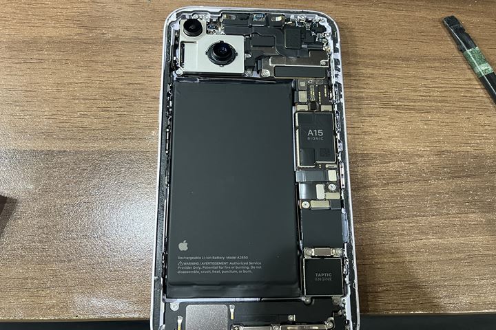 iPhone 14 Plusのカメラ・バッテリー交換の修理写真 4