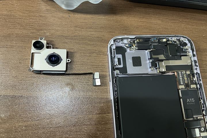 iPhone 14 Plusのカメラ・バッテリー交換の修理写真 5