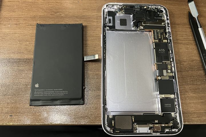 iPhone 14 Plusのカメラ・バッテリー交換の修理写真 6