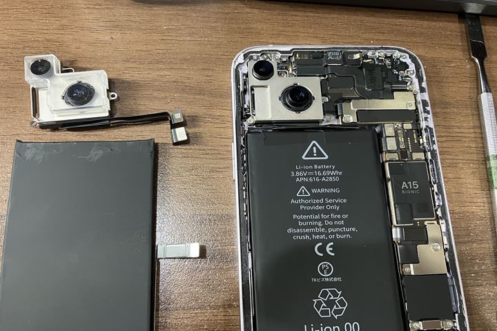iPhone 14 Plusのカメラ・バッテリー交換の修理写真 7