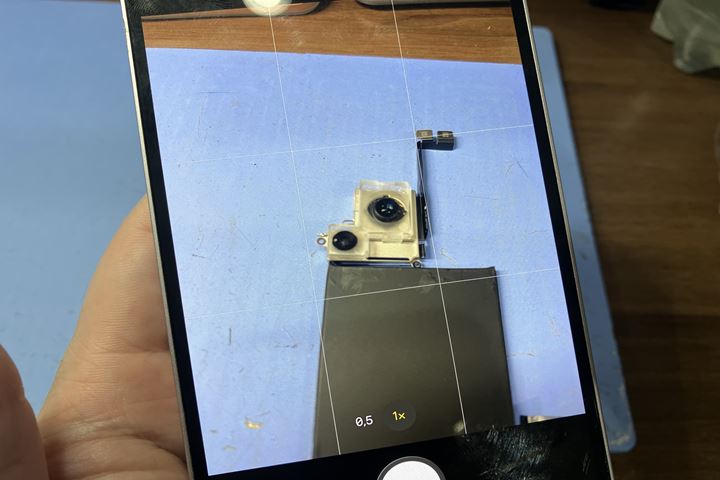 iPhone 14 Plusのカメラ・バッテリー交換の修理写真 9