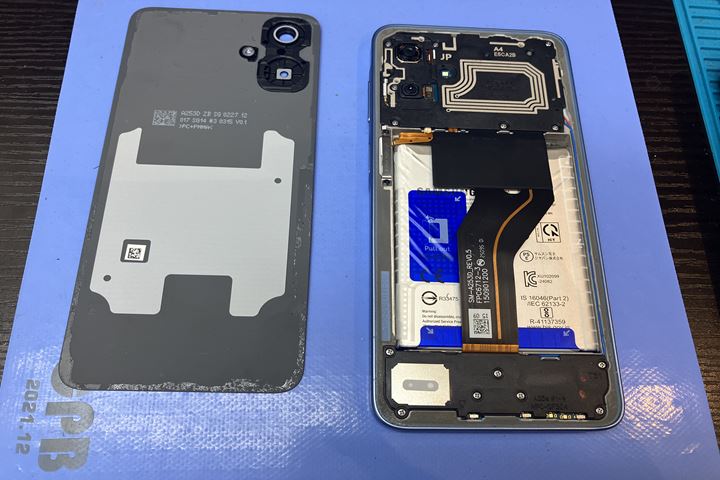 Galaxy A25の画面交換の修理写真 2