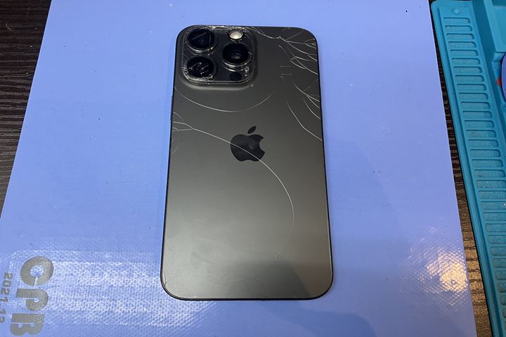 【iPhone15ProMax】背面ガラス割れの修理をご紹介！｜背面修理は即日対応可能です！の写真 1