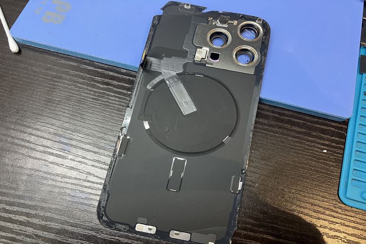 【iPhone15ProMax】背面ガラス割れの修理をご紹介！｜背面修理は即日対応可能です！の写真 2