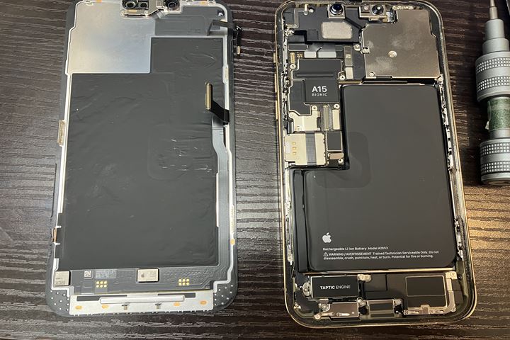 雨の影響で充電が出来なくなったiPhone13ProMaxをご紹介！ 充電口修理は即日対応可能です！の写真 2