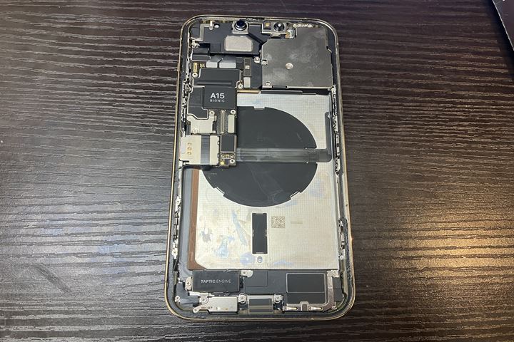 雨の影響で充電が出来なくなったiPhone13ProMaxをご紹介！ 充電口修理は即日対応可能です！の写真 3