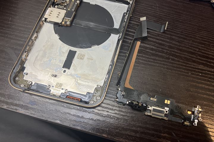 雨の影響で充電が出来なくなったiPhone13ProMaxをご紹介！ 充電口修理は即日対応可能です！の写真 4