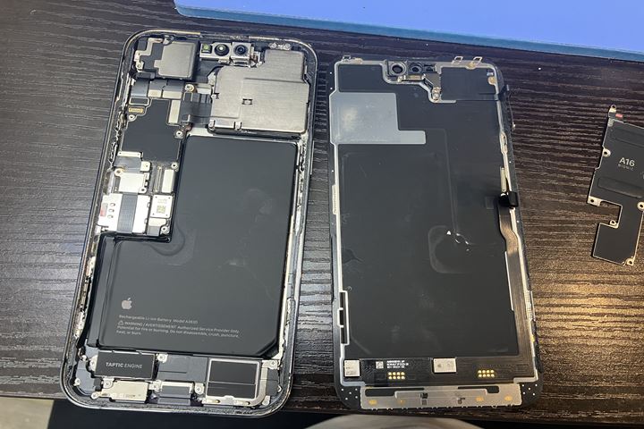 連日の雨でタッチ操作がおかしくなったiPhone14ProMaxを即日お直し！ 水没にご注意下さい⚠️の写真 2
