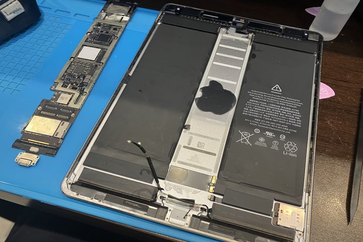 iPadもお任せ! 電池持ちが極端に悪くなったiPadPro10.5インチのバッテリー交換をご紹介!の写真 2