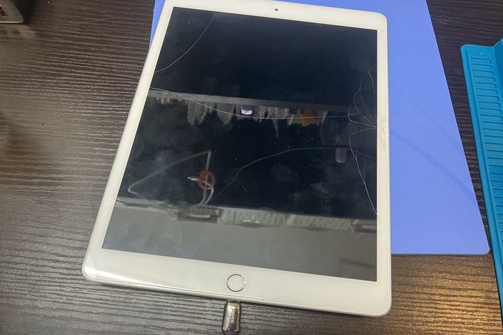 iPad 6世代の液晶交換修理はモバイル修理センター高円寺にお任せ下さい！基板修理も対応可能です！の写真 1