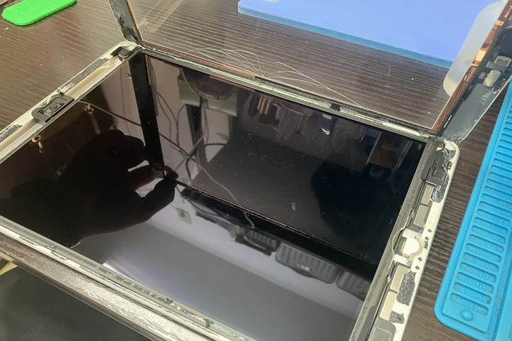 iPad 6世代の液晶交換修理はモバイル修理センター高円寺にお任せ下さい！基板修理も対応可能です！の写真 2