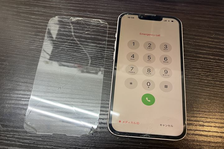 ガラスフィルムを貫通して画面割れしているiPhone13の修理をご紹介！の写真 1