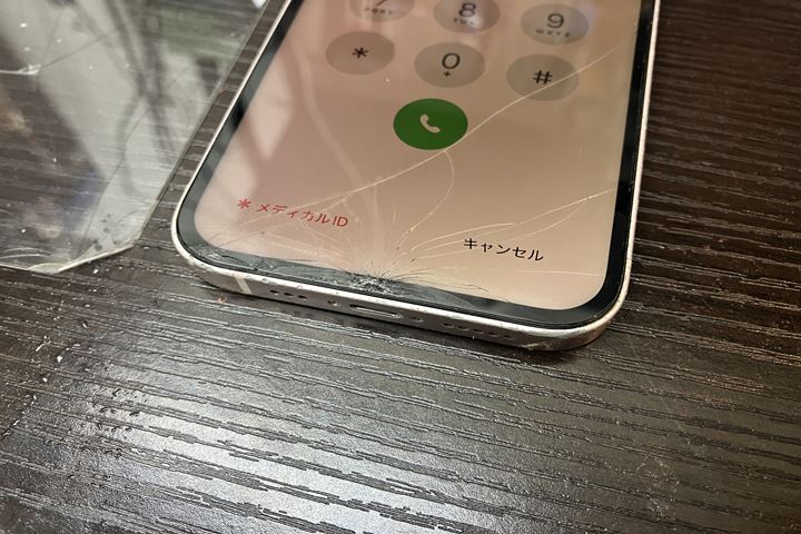 ガラスフィルムを貫通して画面割れしているiPhone13の修理をご紹介!の写真 2