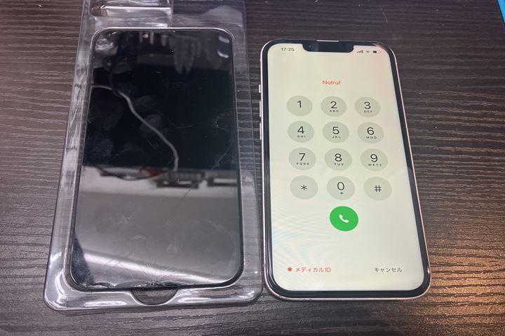 ガラスフィルムを貫通して画面割れしているiPhone13の修理をご紹介!の写真 3